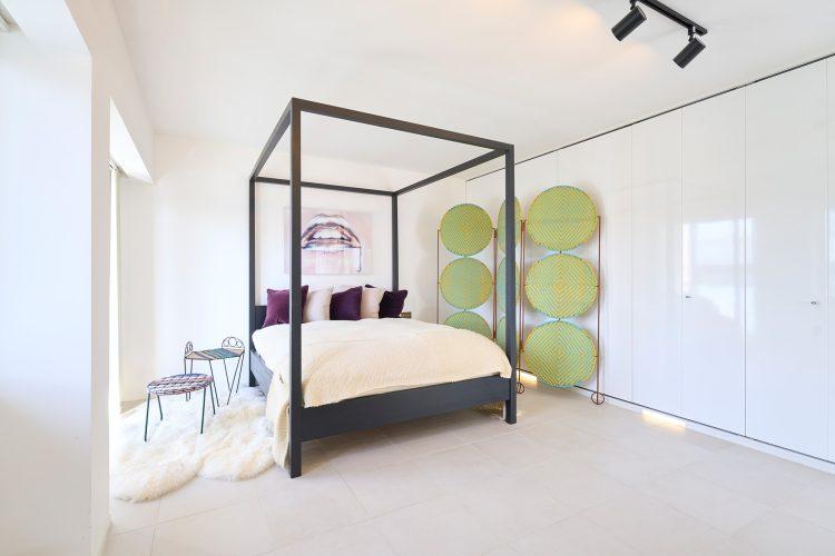 キングサイズのシンプルなベッドルーム