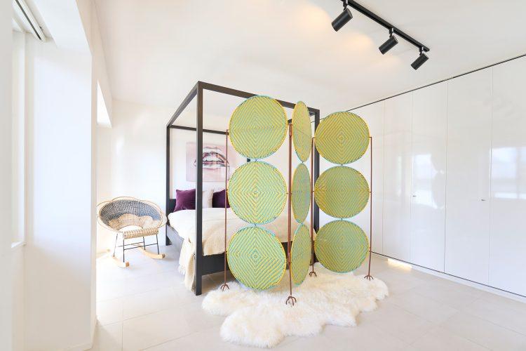 カラフルなインテリアをアクセントに