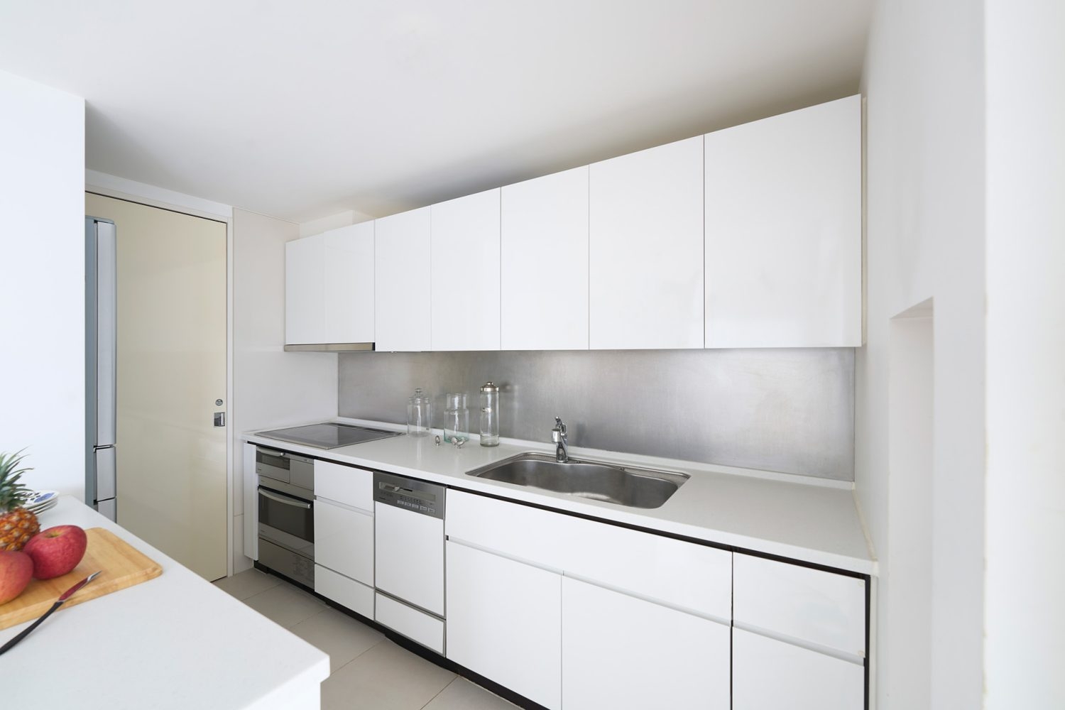 料理撮影に適したシンプルなキッチン