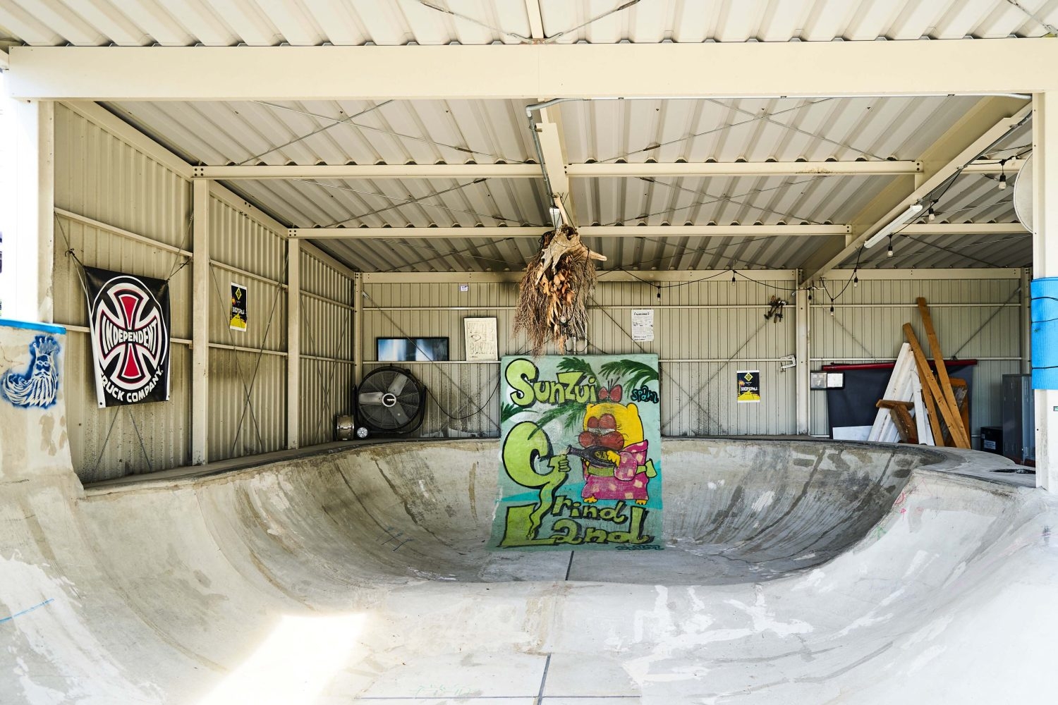 屋根付きで雨天時も安心の屋外スケートパーク