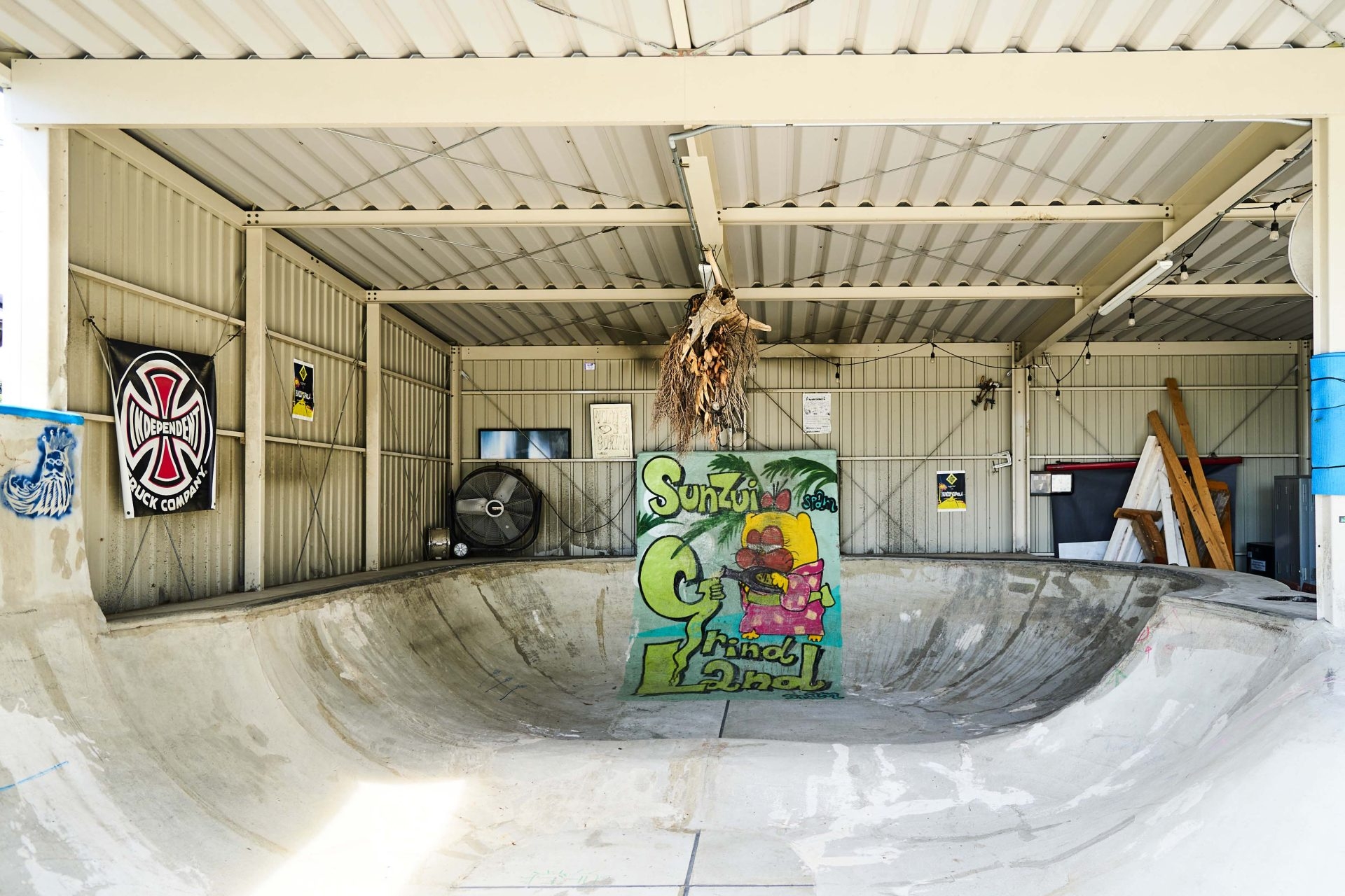 屋根付きで雨天時も安心の屋外スケートパーク