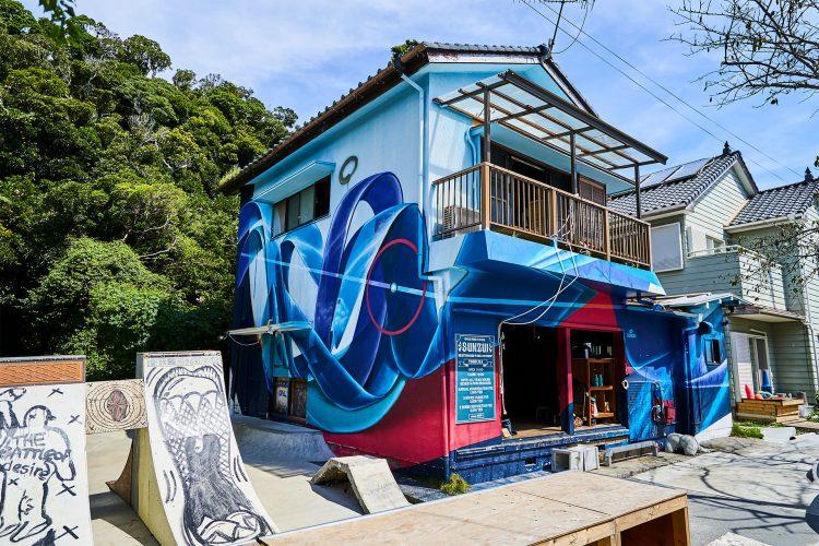 外壁のペイントが目を惹く屋内スケートパーク