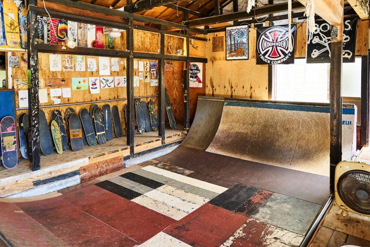 ランプの脇にはカラフルなデッキがずらり