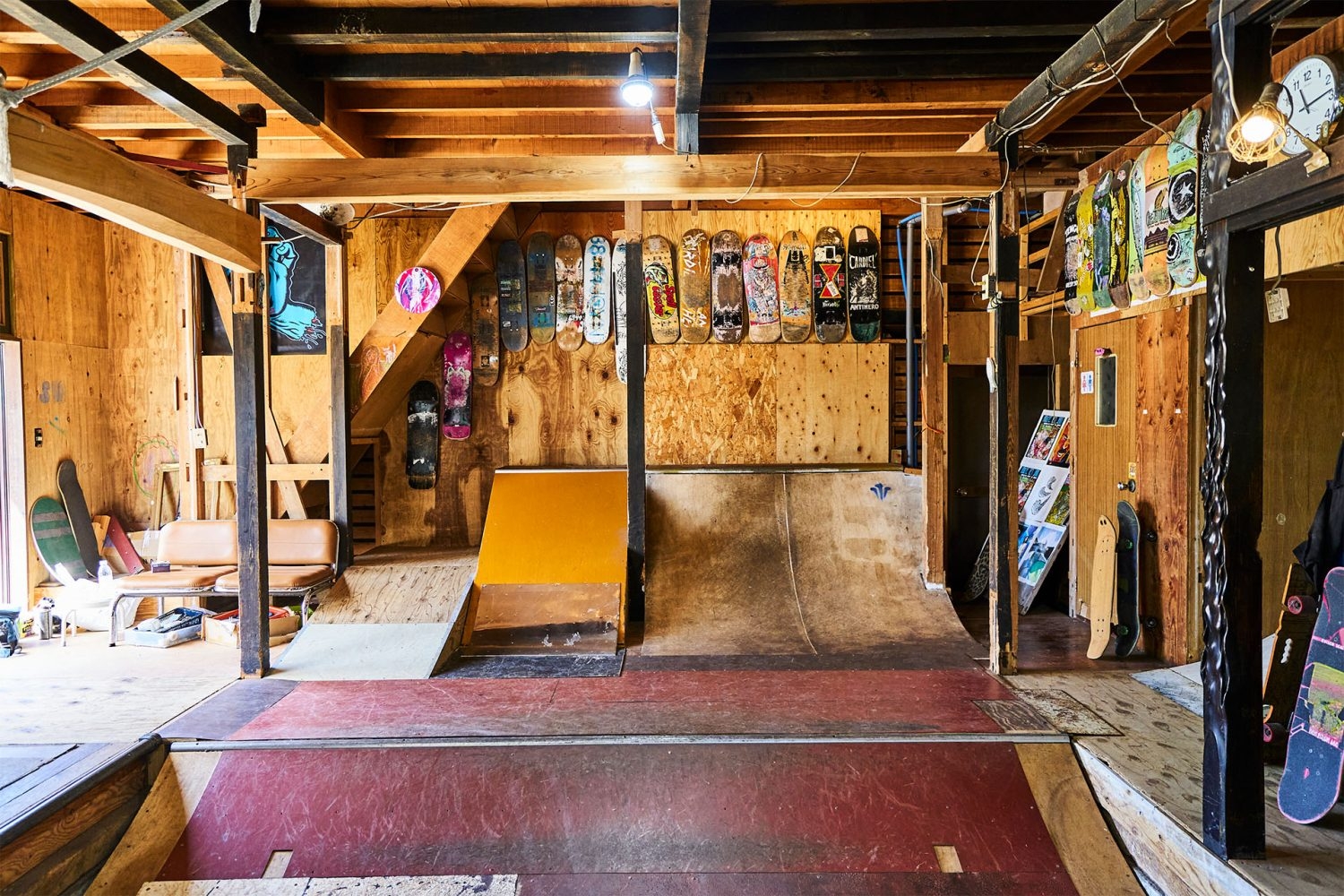 リノベ感満載の屋内スケートパーク