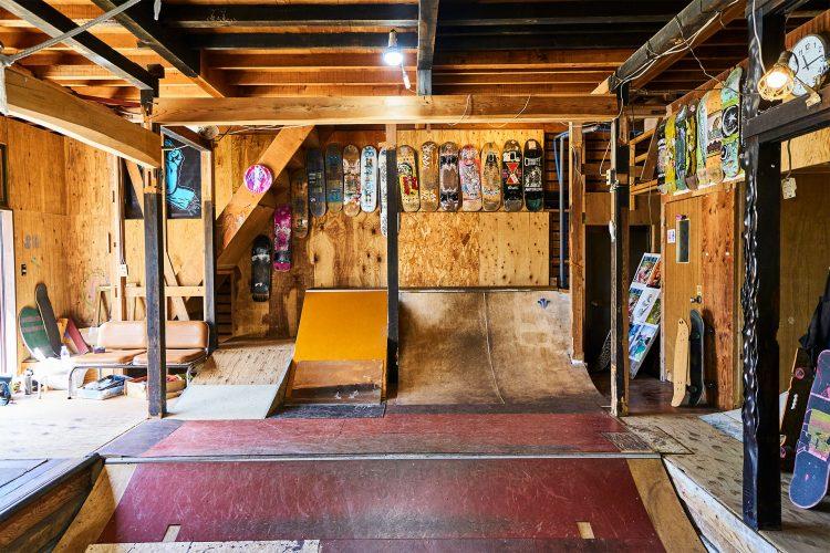 リノベ感満載の屋内スケートパーク