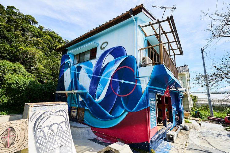 波のようなダイナミックなアートペイントが目印