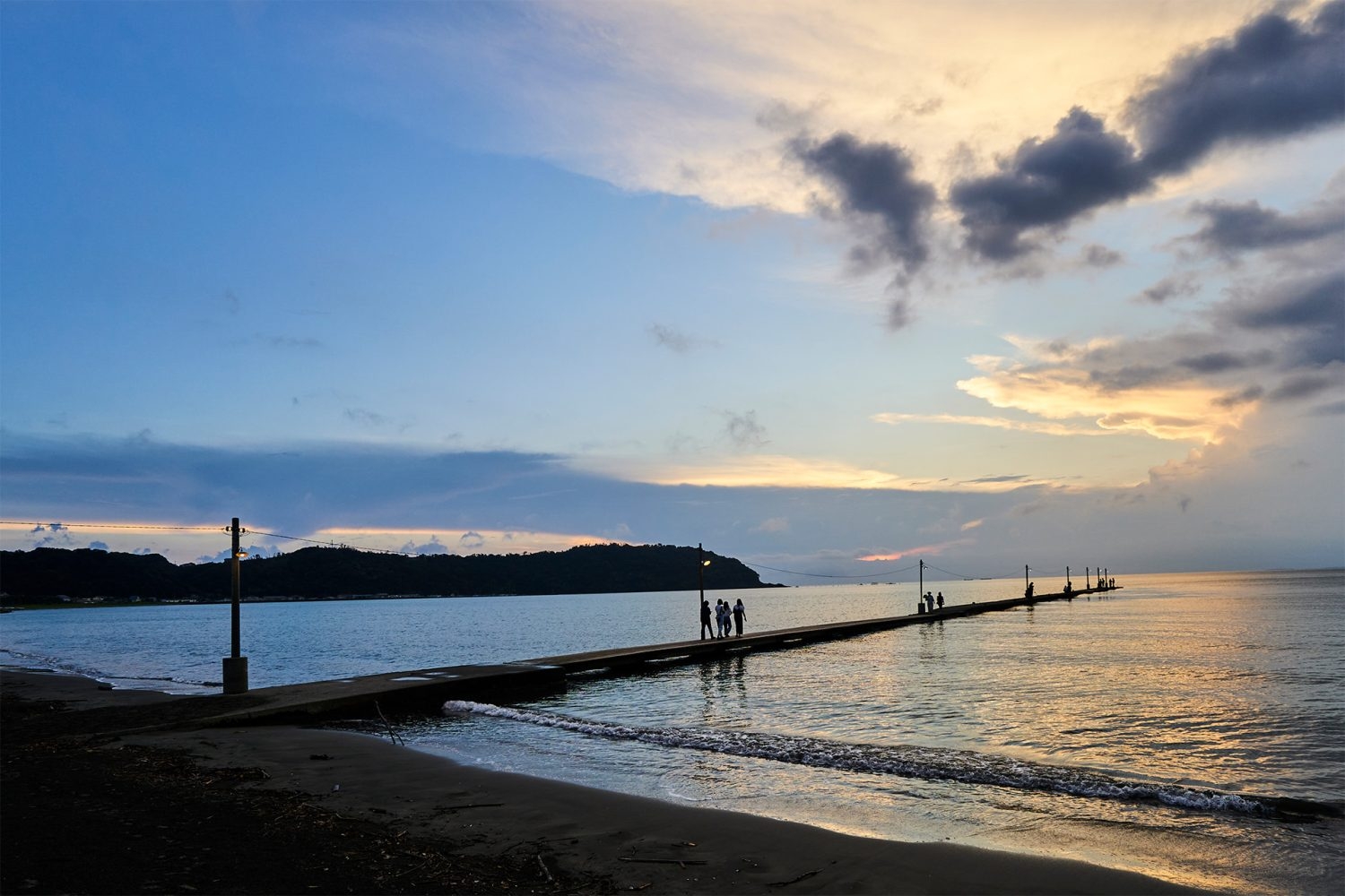 近隣ロケ地 / 夕暮れ時の海で撮影も