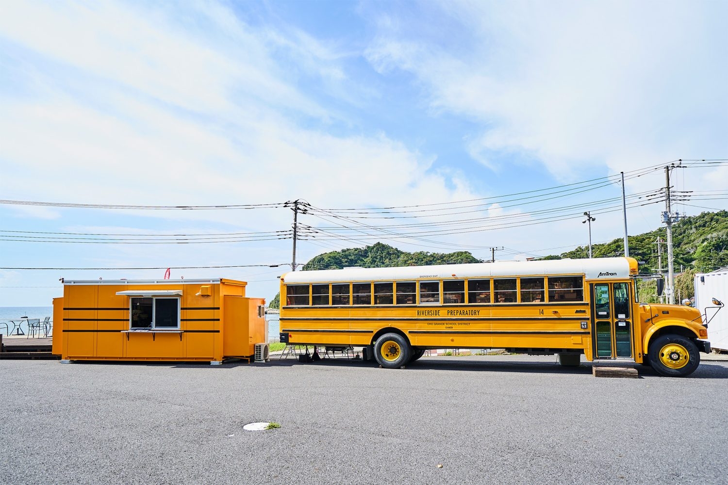 近隣ロケ地 / スクールバスの中はハンバーガー屋さん