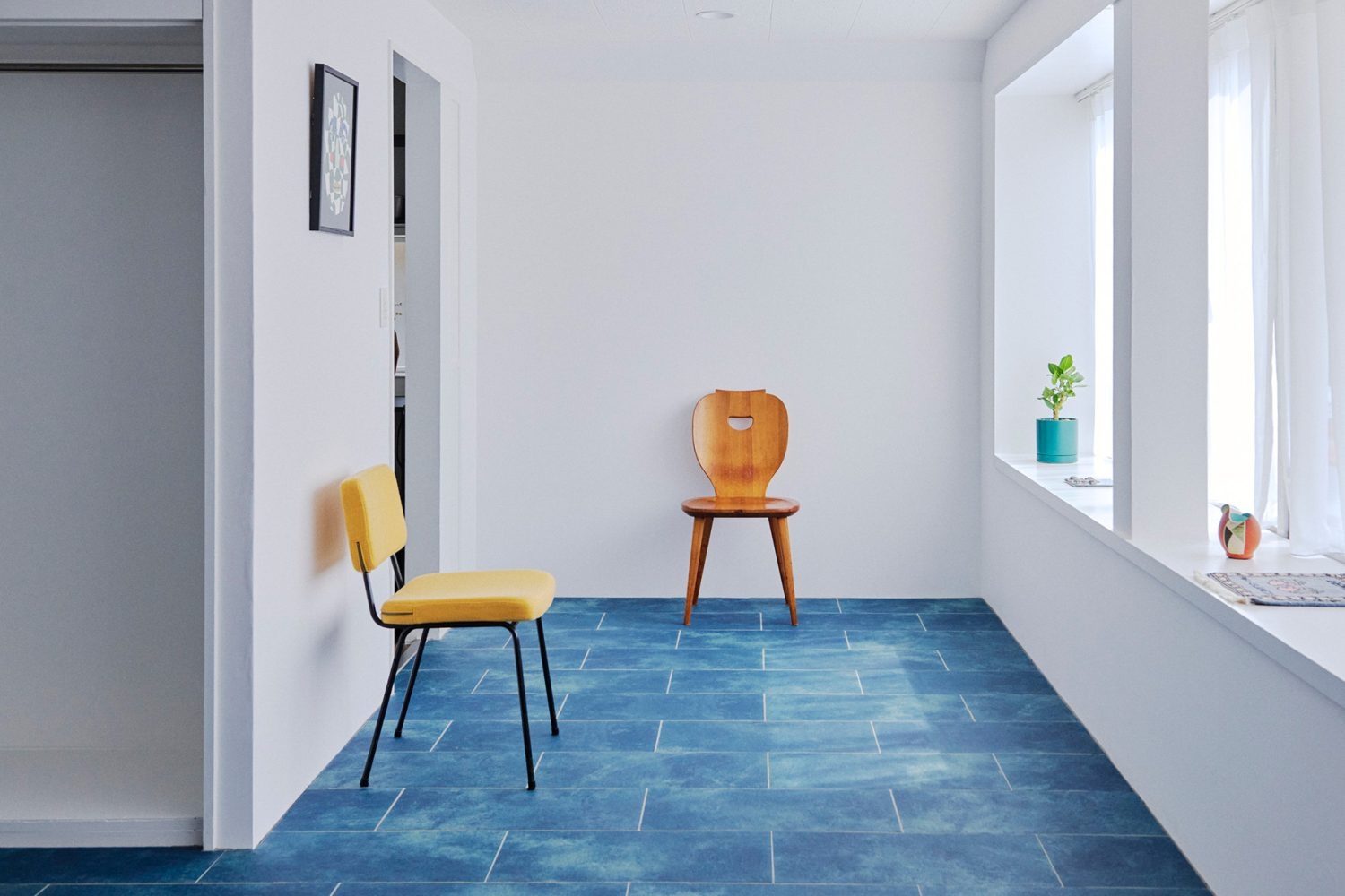 1F 風合いのあるタイルが印象的 / 窓際で物撮りも