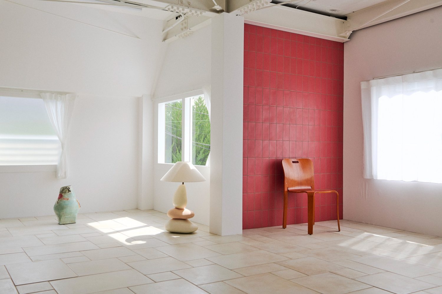 2F 複数の窓から自然光が差し込む室内