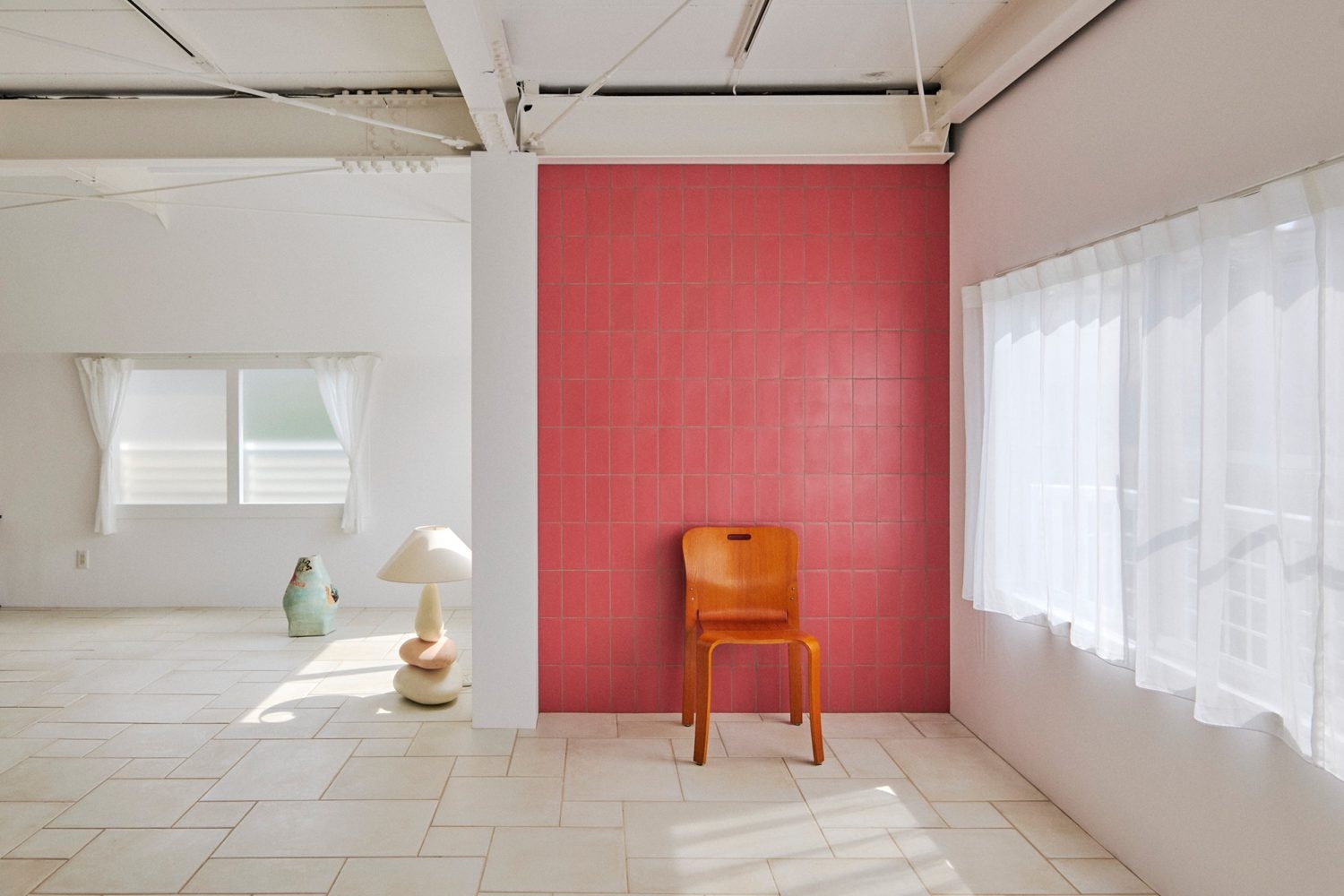 2F 壁面の赤いタイルが目を惹く空間
