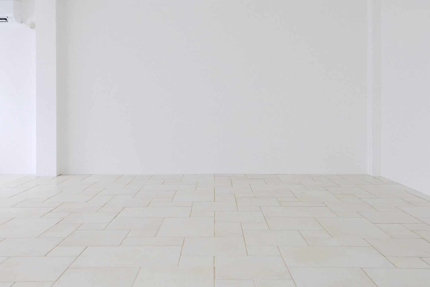 2F クリームカラーのタイル床と白壁