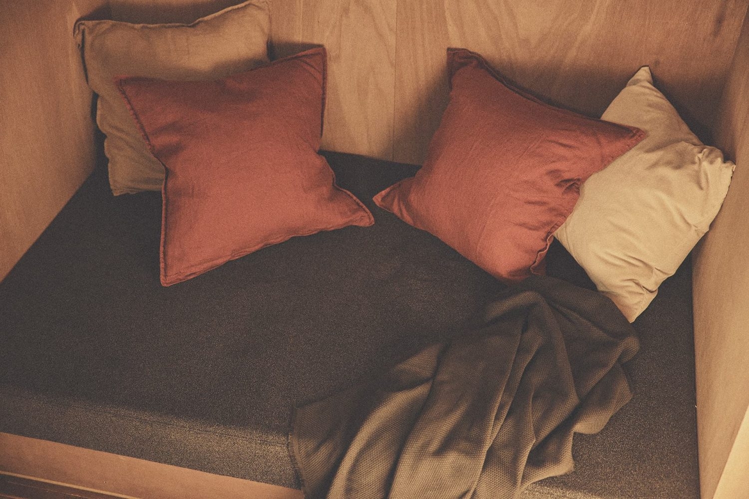 夜にソファでくつろぐシーンも