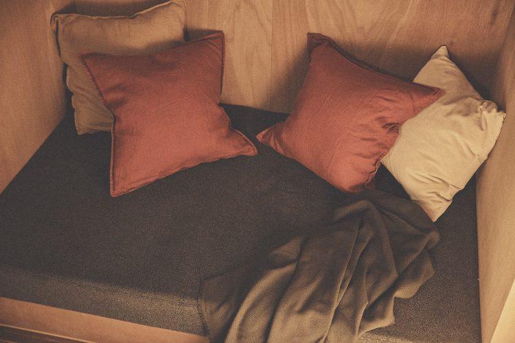 夜にソファでくつろぐシーンも