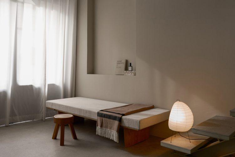 空間に調和するシンプルなベッド(小物は参考品)