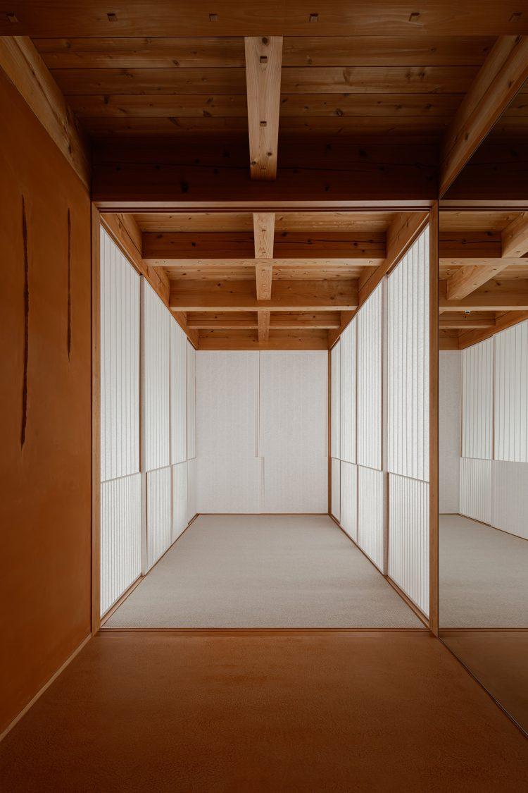 エントランスから見た室内床間