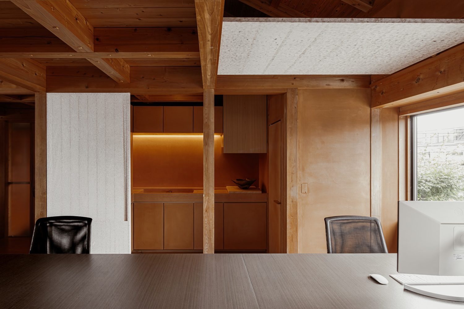 ビッグテーブル側から見たキッチン