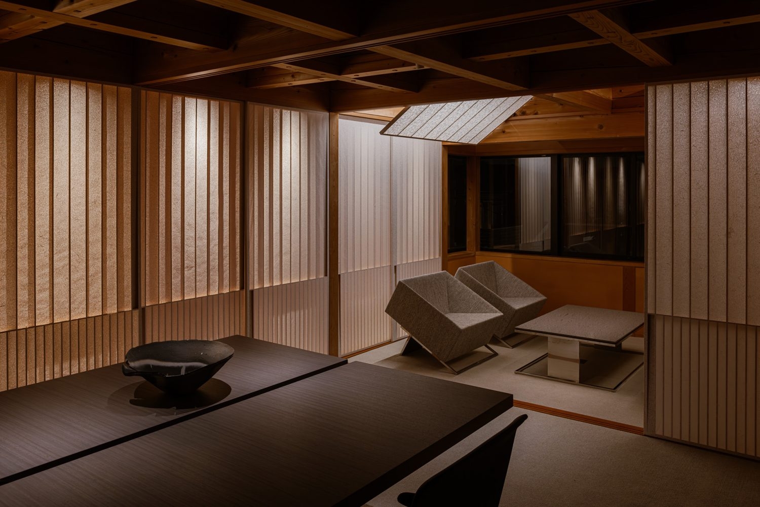 キッチンからサロンを見る