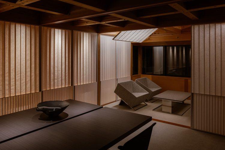 キッチンからサロンを見る