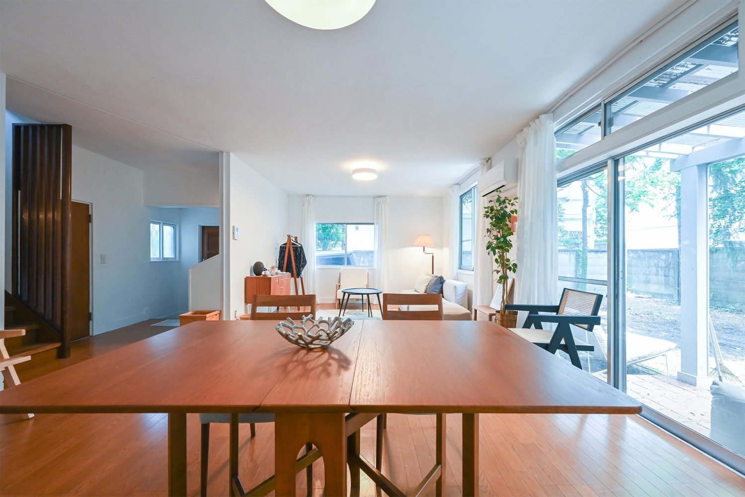 1F ダイニング側からリビング・玄関側