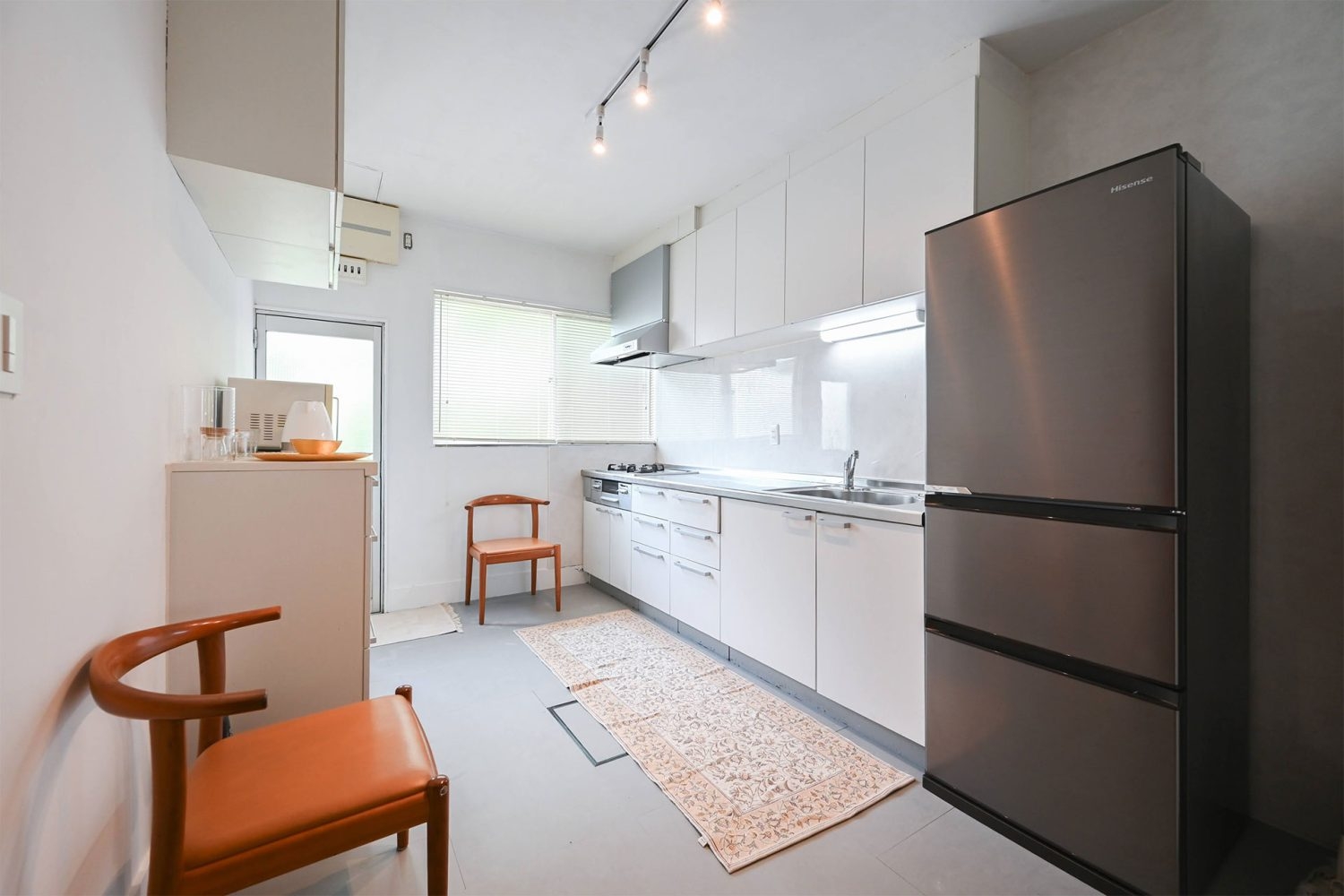 1F 白とグレーのキッチンで調理も可能