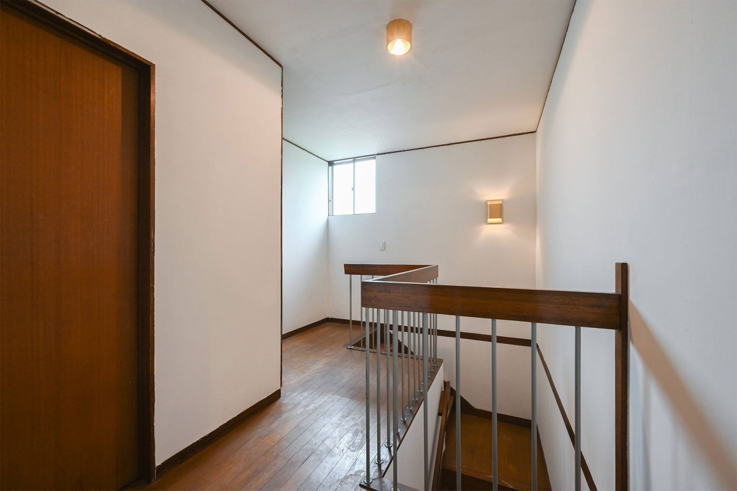 2F 白と濃色のコントラストが効いた階段