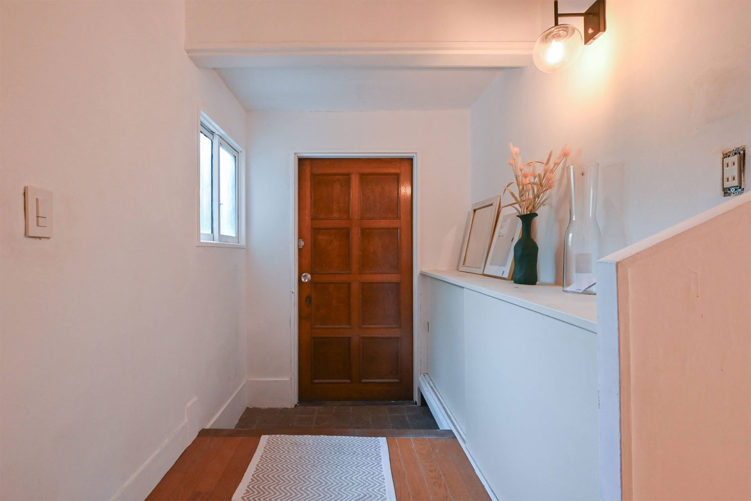 1F 建物のレトロ感を象徴する玄関扉