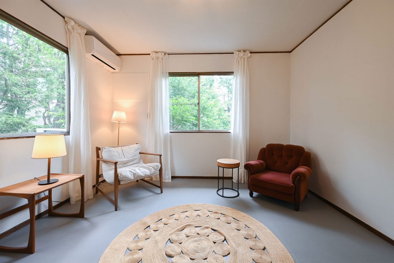 2F洋室 2面の窓からやさしく光が入ります