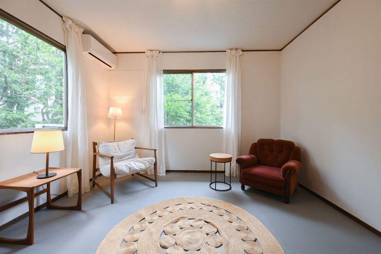 2F洋室 2面の窓からやさしく光が入ります