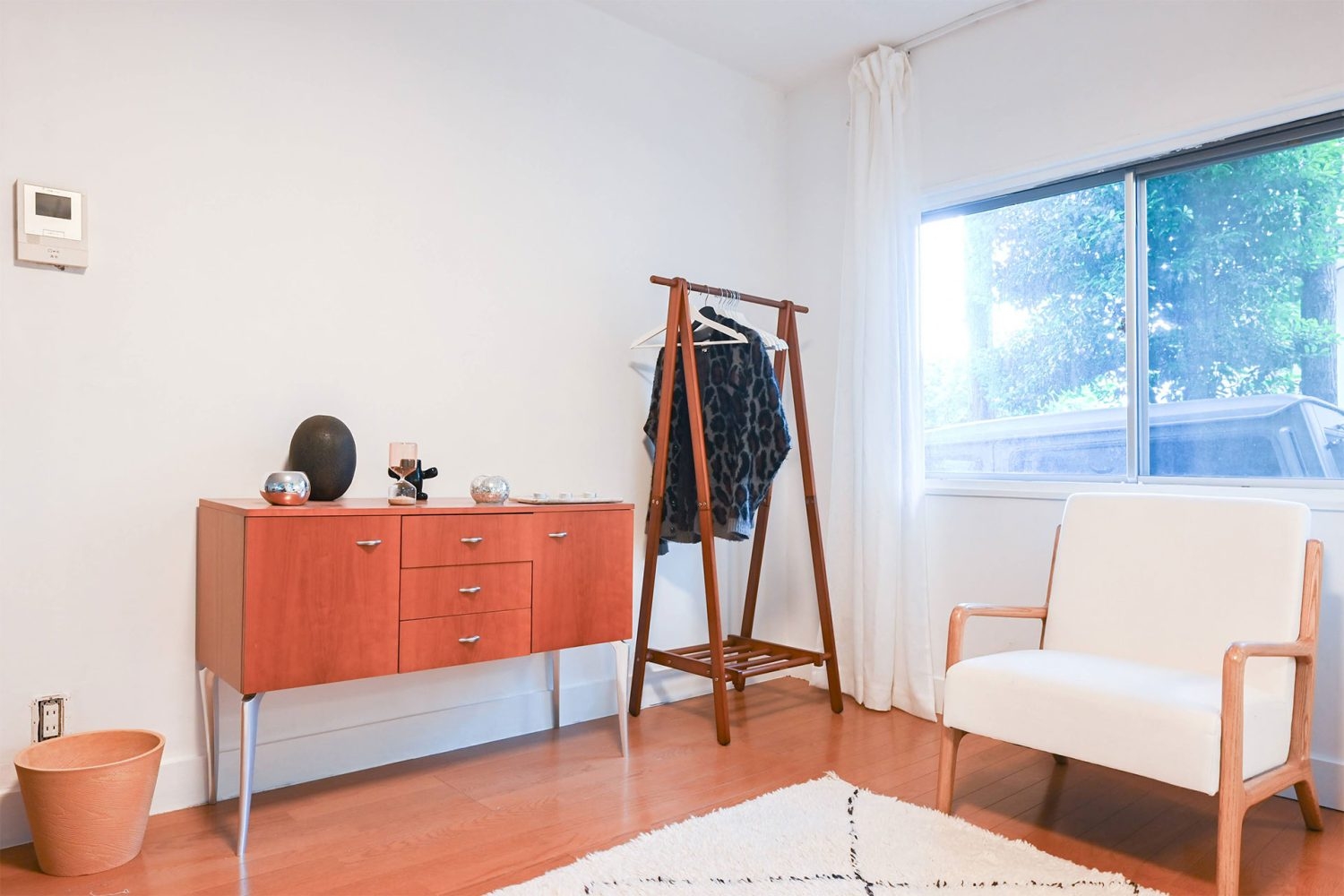 1F リビングの角にはチェストとラック