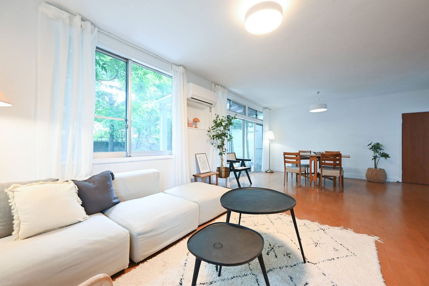 1F リビング側からダイニング側