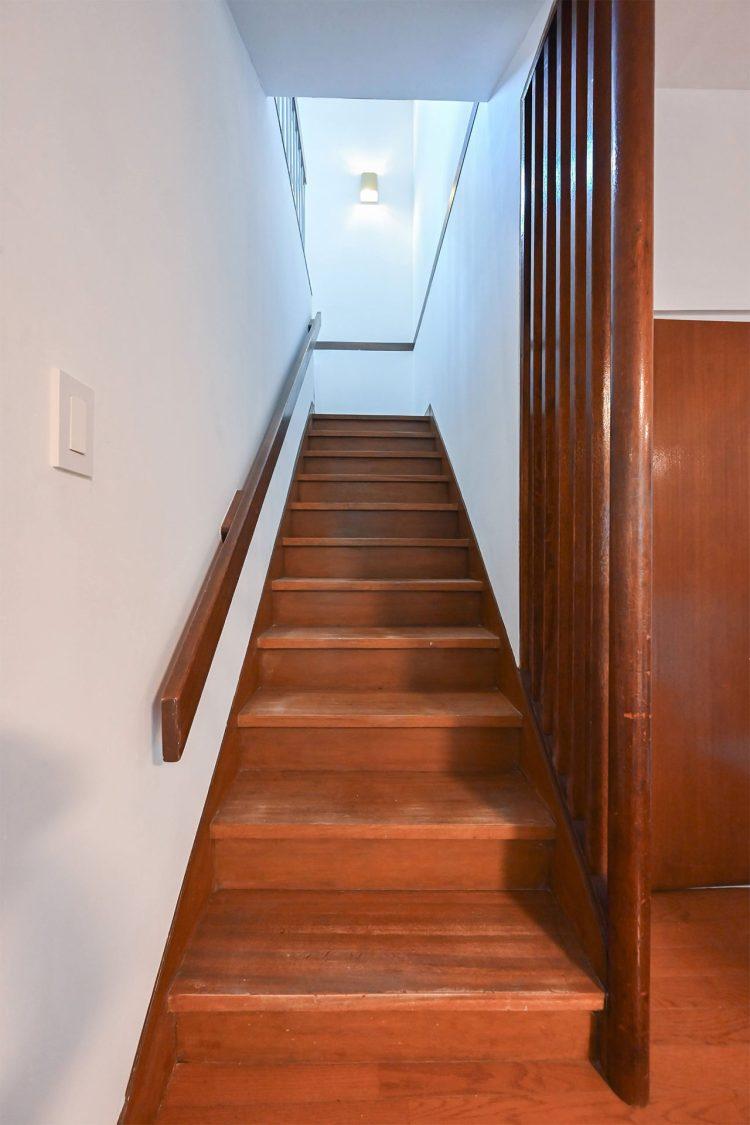 1F 柱に味がある階段