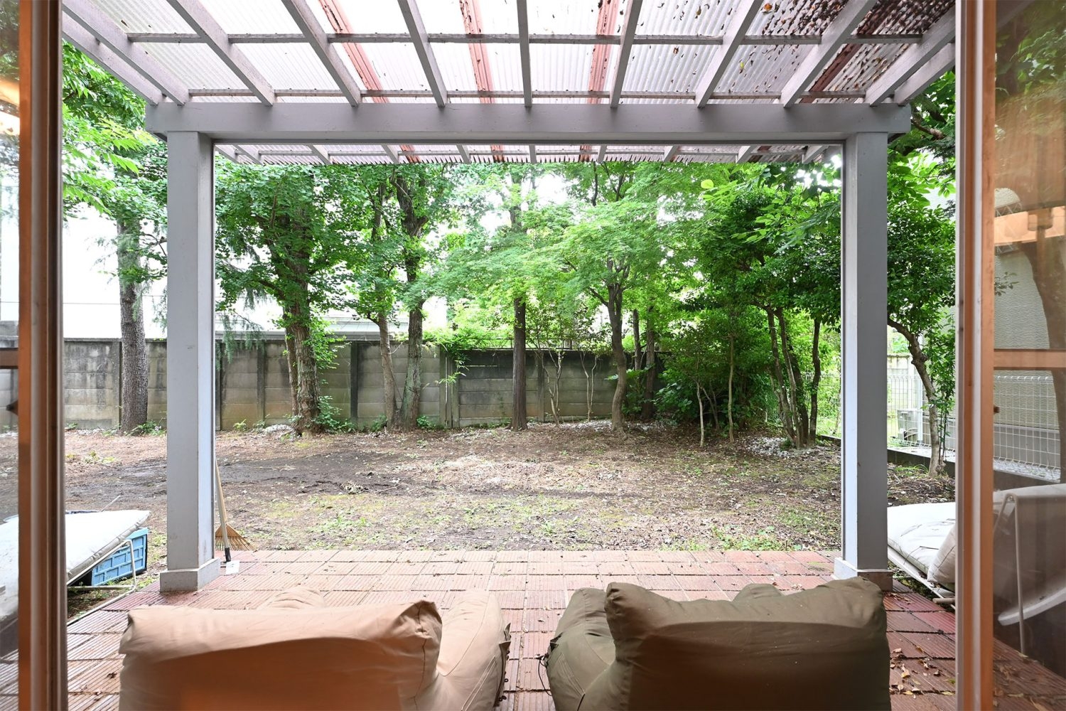 庭のテラスから室内に向けて照明使用も可能