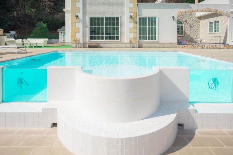 ガラス張りで水中風景の撮影も可能