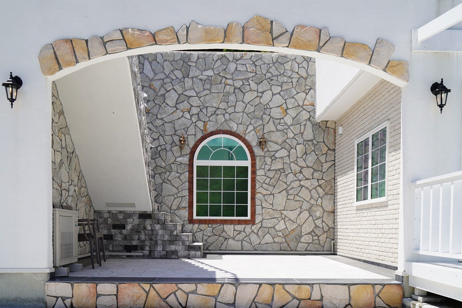 レンガやタイルに囲まれたパティオ