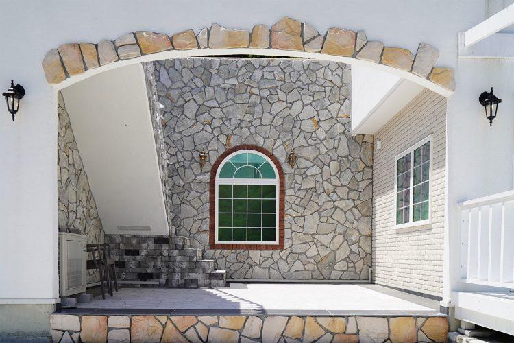 レンガやタイルに囲まれたパティオ