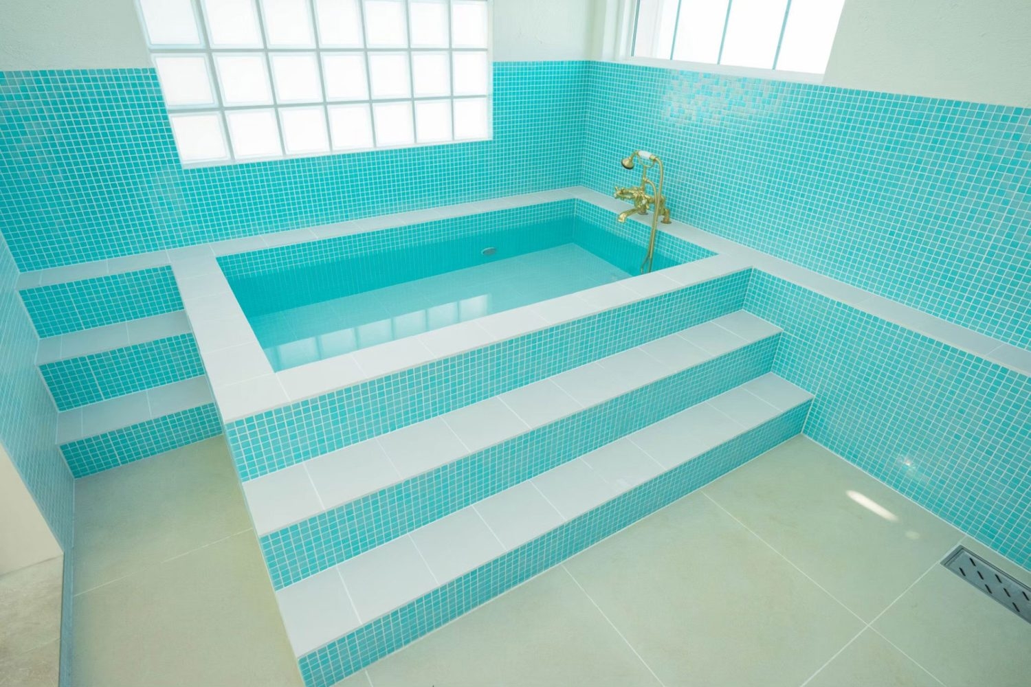 広々としたタイル張りのバスルーム