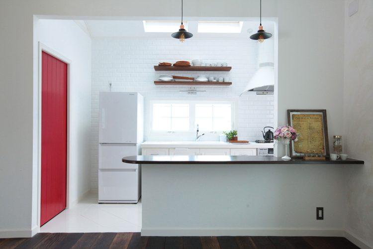 白を基調とした開放的なキッチン