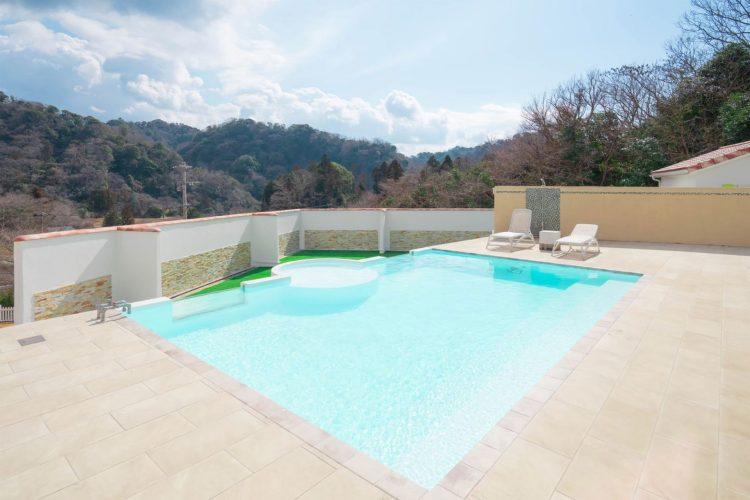 温水なので季節を問わずプール撮影が可能