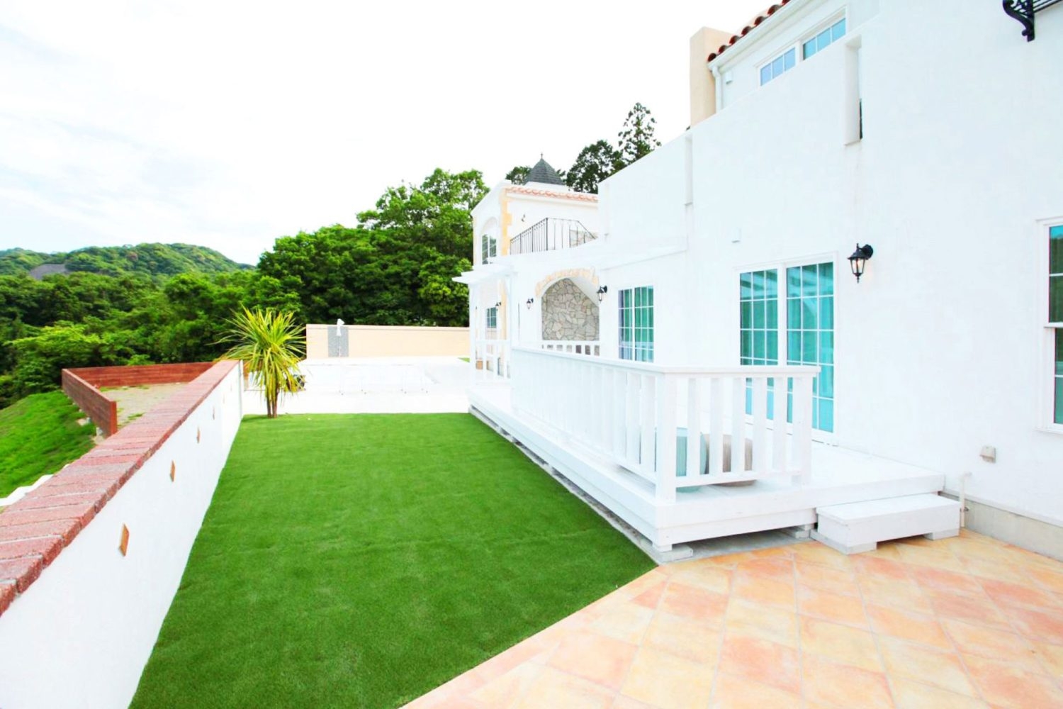 プール隣の真っ白なウッドデッキ