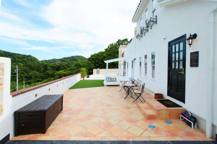 自然を眺めるカフェテラス風スペース