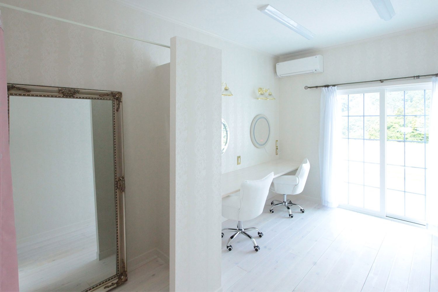 白とゴールドで統一したメイクルーム