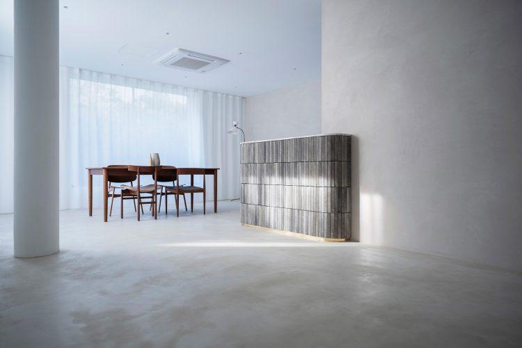 モルタル空間に存在感のある石のカウンター