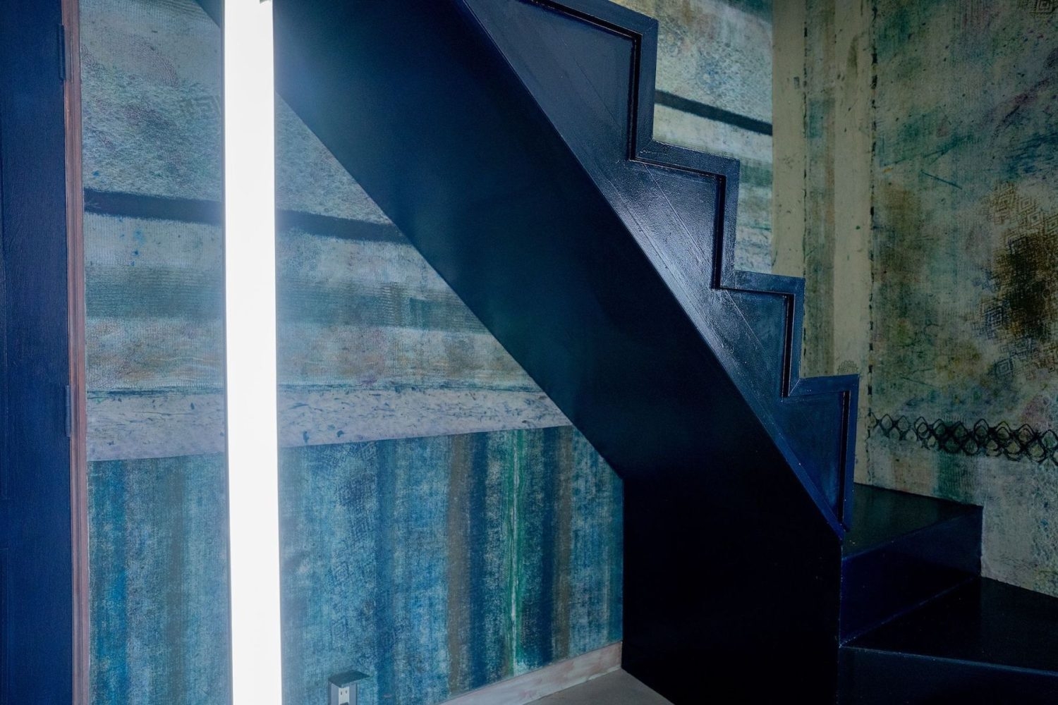 階段と布張りの壁