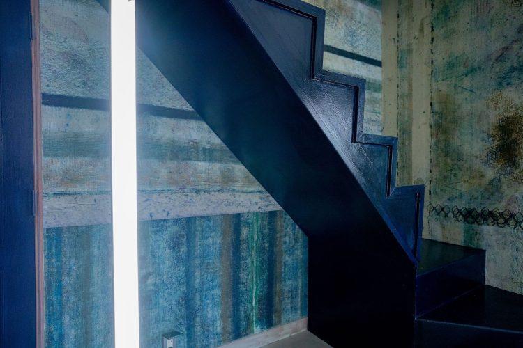 階段と布張りの壁