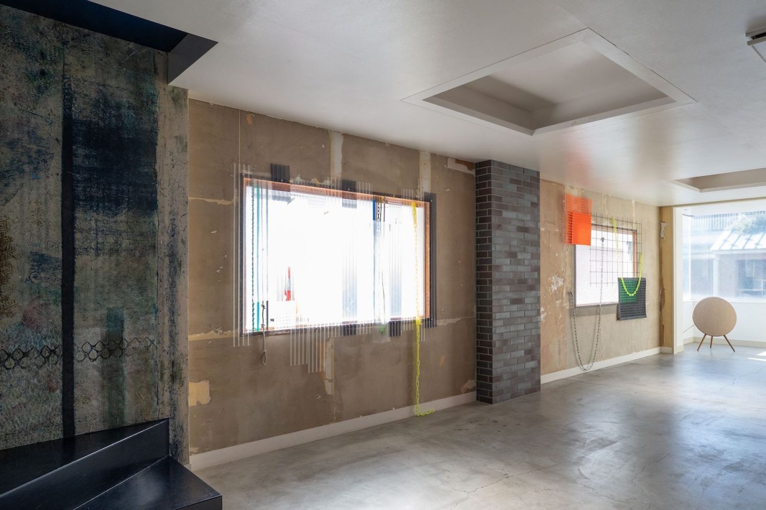 3F 東側布張りの壁 装飾窓