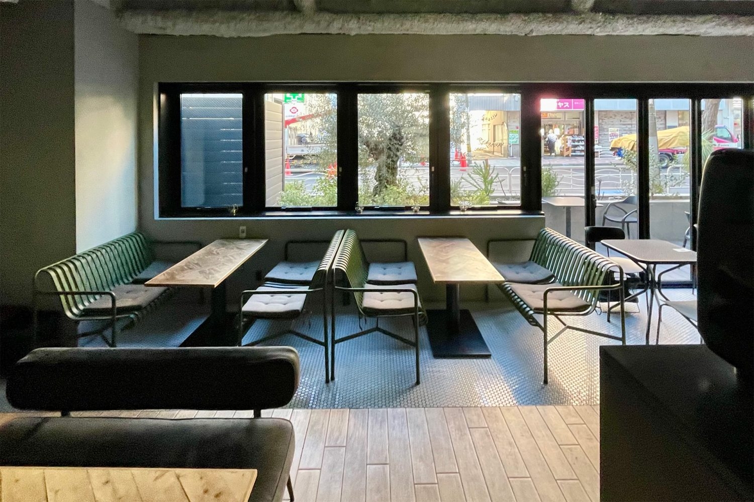 窓からの自然光を活かして撮影可能