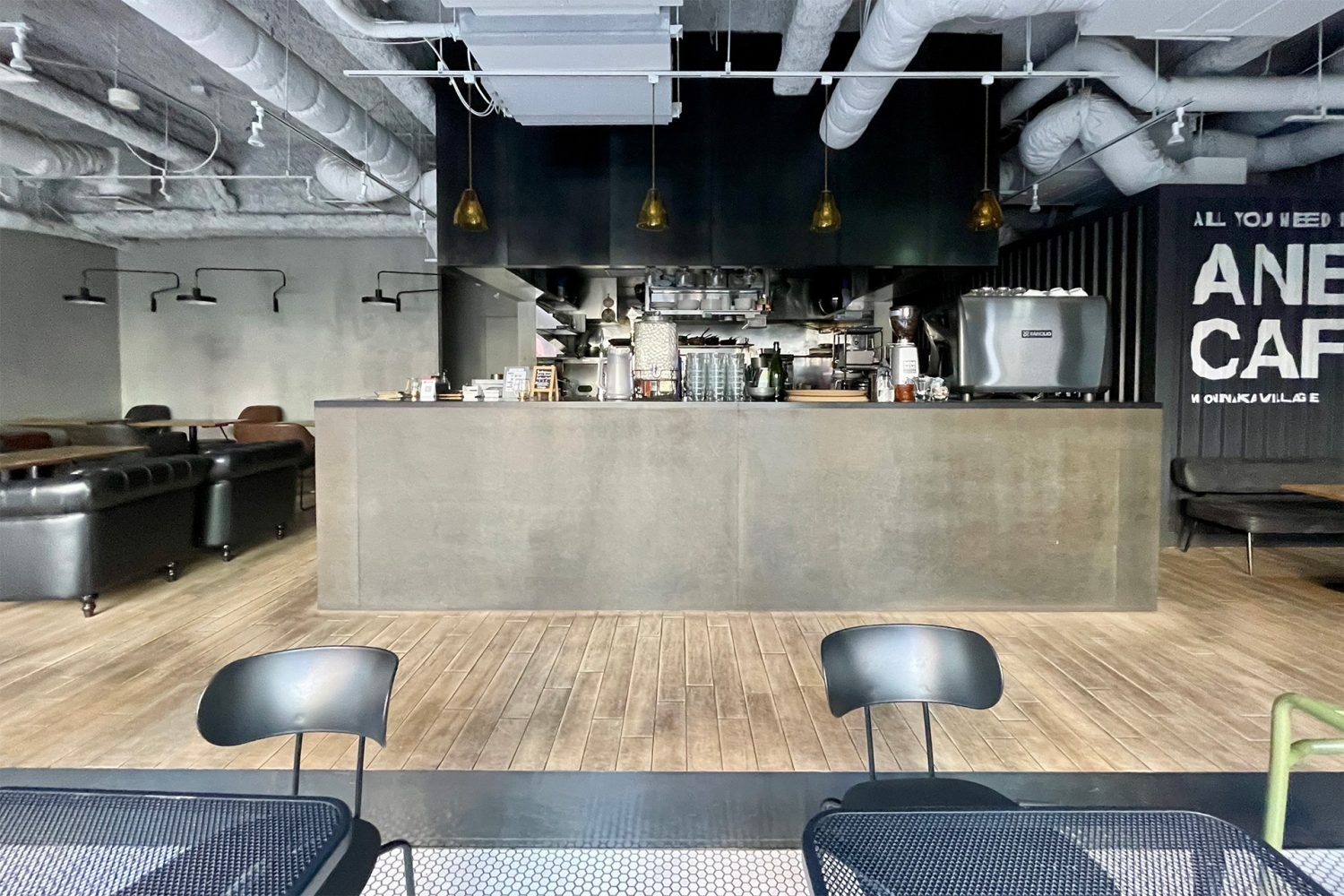 ガラス扉側からカフェカウンター側