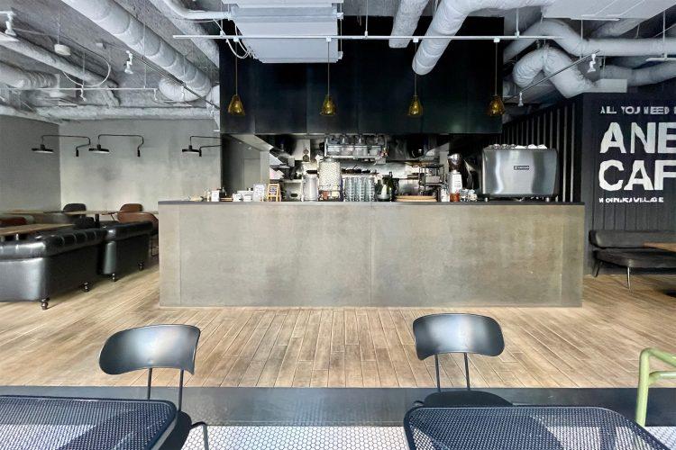 ガラス扉側からカフェカウンター側