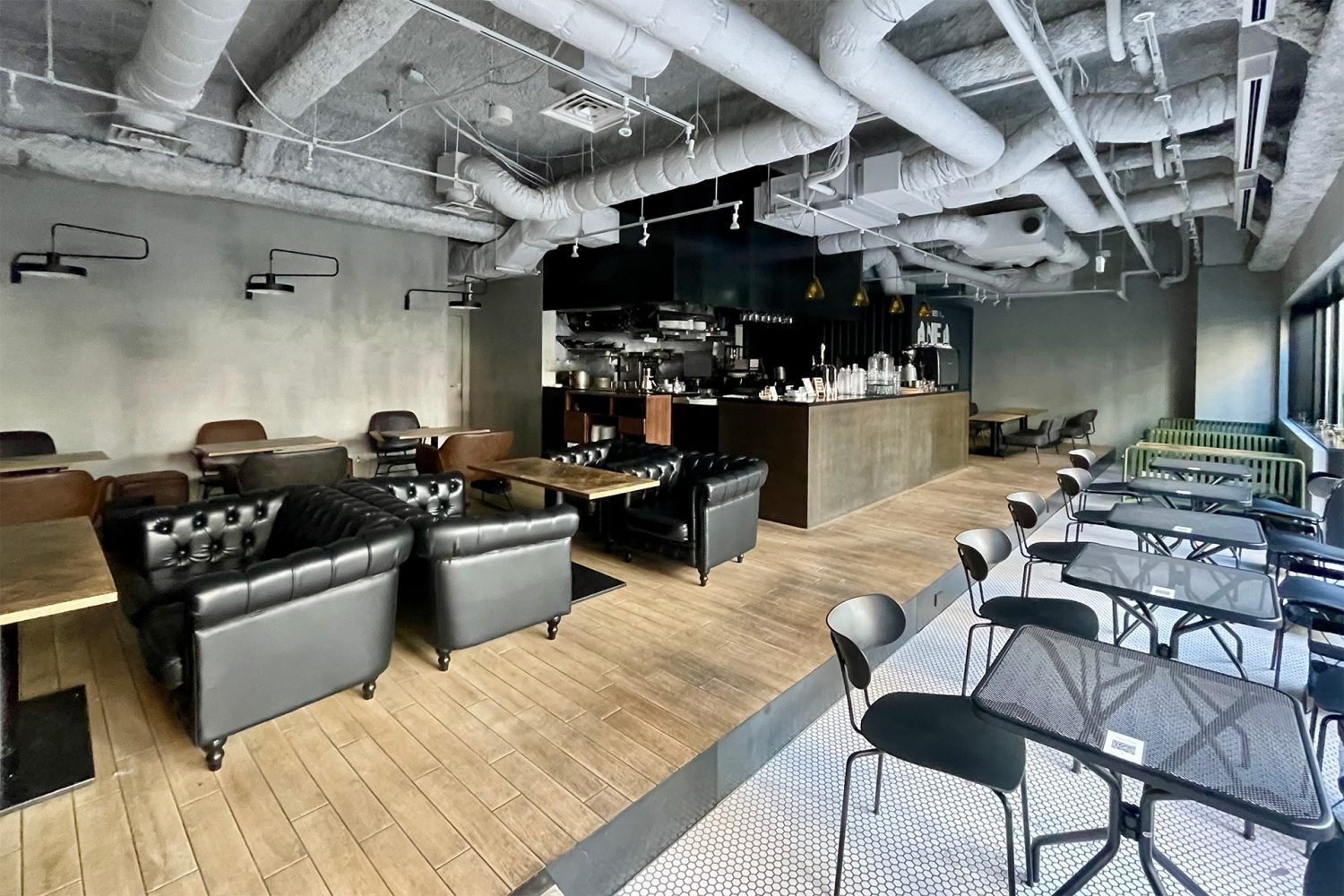 さまざまな席で撮影できるカフェ店内